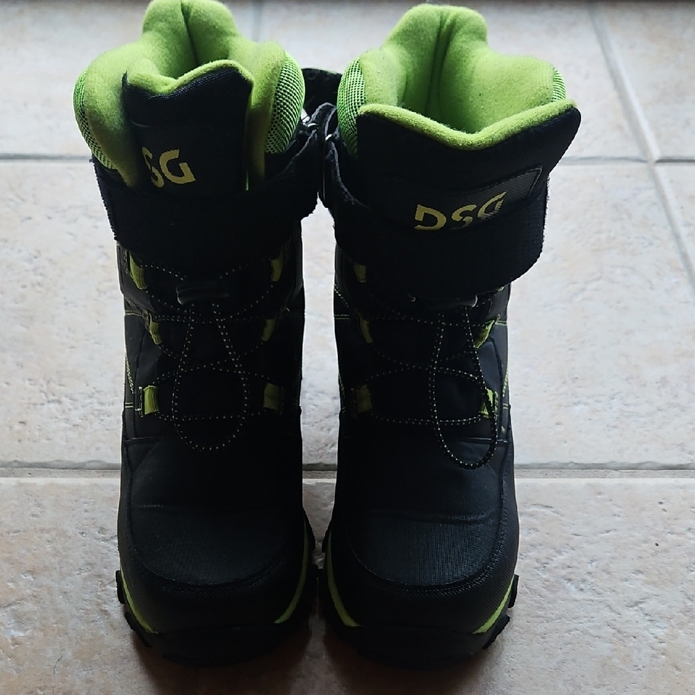 DSG Kids Black and Neon Green Snow Boots